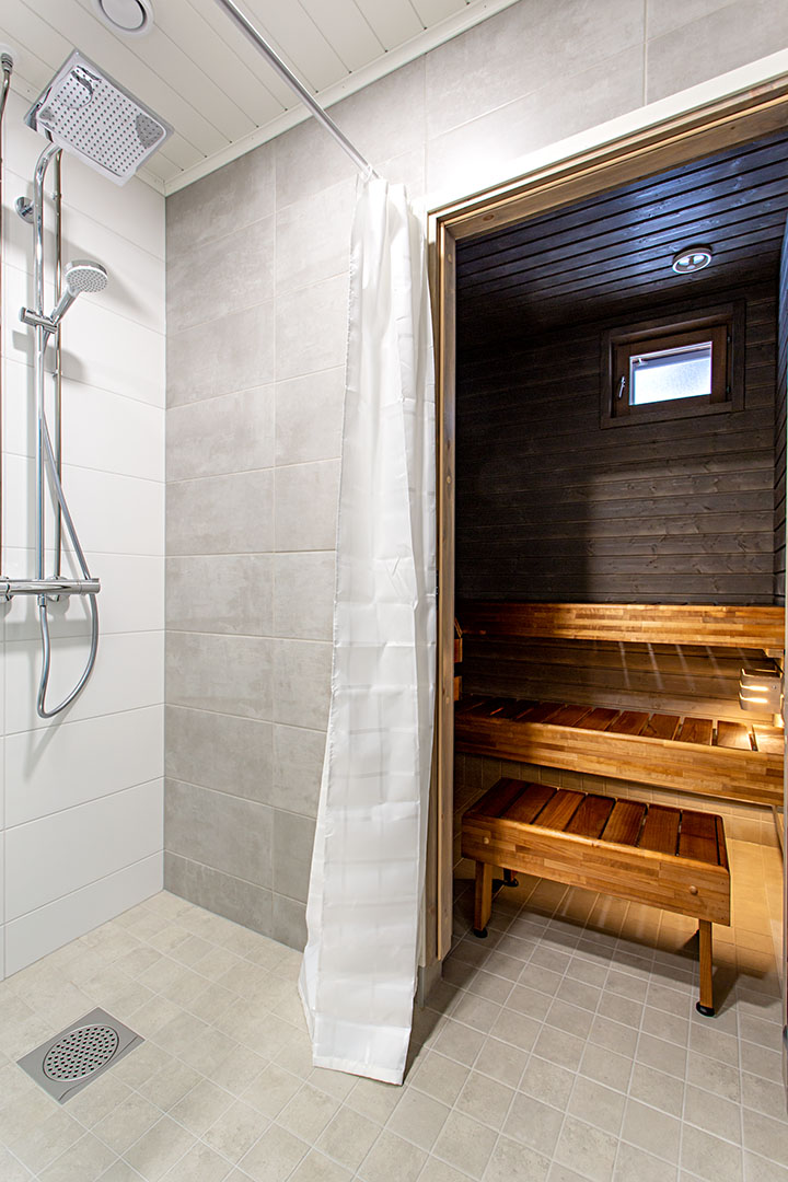 Vasemmalla suihku ja oikealla valaistu sauna