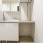 Kylpyhuone: Peilikaappi, lavuaari, kaksi laatikkoa lavuaarin alapuolella. Lavuaarin vieressä taso, jonka alla tyhjää tilaa.