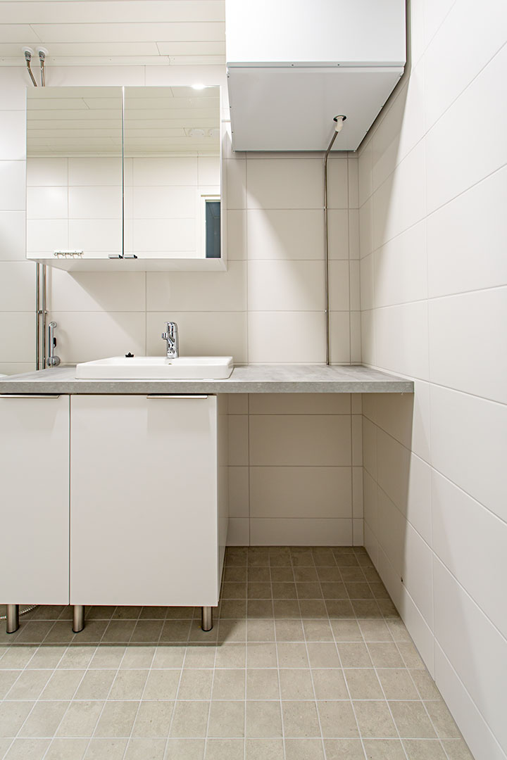 Kylpyhuone: Peilikaappi, lavuaari, kaksi laatikkoa lavuaarin alapuolella. Lavuaarin vieressä taso, jonka alla tyhjää tilaa.
